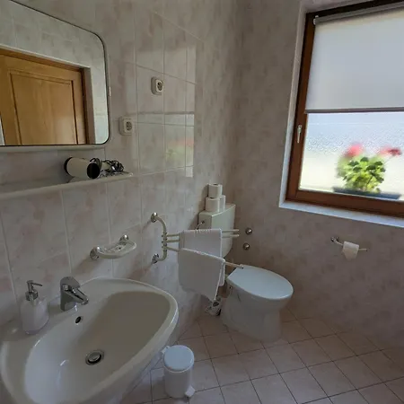 Grundner Vendeghaz Bed & Breakfast 4*