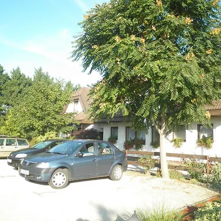 Gruendner Vendeghaz Bed & Breakfast 3*